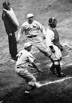 Dizzy Dean scores first run of Game 7.